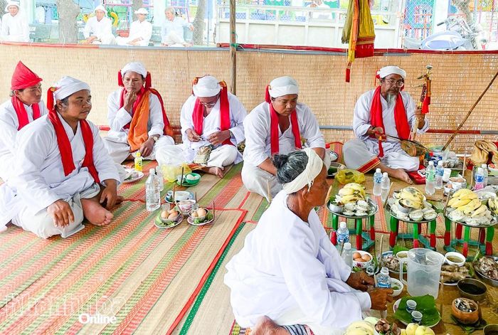 Chức sắc Kadhar hát thánh ca và Pajau (bà Bóng) khấn mời các vị thần trong phần lễ ra.