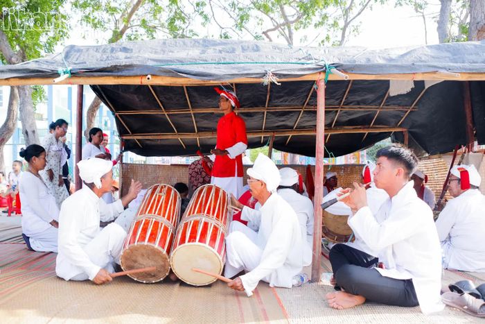 Đội nhạc lễ hòa tấu trống Ghinăng và kèn Saranai.