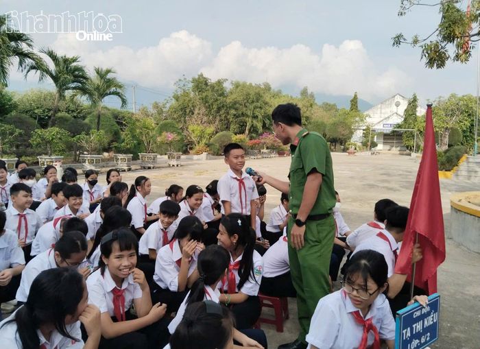Phần hỏi - đáp liên quan đến kỹ năng sinh tồn khi đối mặt với khói, khí độc được các em học sinh tham gia sôi nổi.