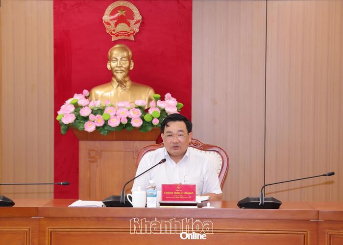 Phó Chủ tịch UBND tỉnh Trịnh Minh Hoàng điều hành cuộc họp.