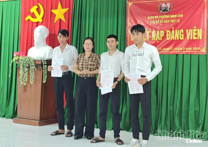 Chi bộ Tổ dân phố 12 tổ chức lễ kết nạp đảng viên cho 3 đảng viên mới.