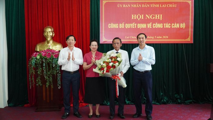 Ban Giám đốc Sở NN&amp;MT tặng hoa chúc mừng đồng chí Ngô Xuân Hùng.