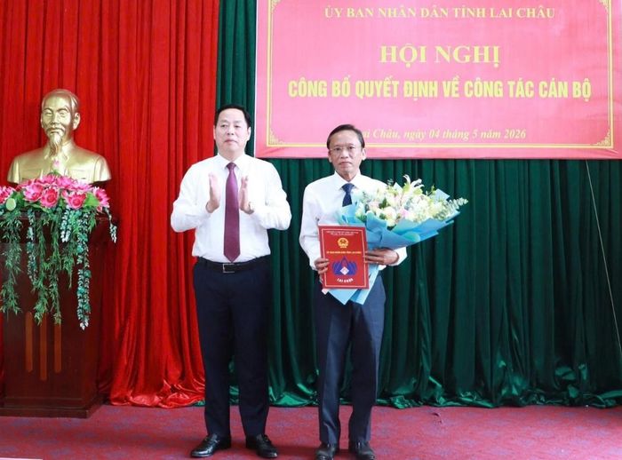 Phó Bí thư Tỉnh ủy, Chủ tịch UBND tỉnh Hà Quang Trung trao Quyết định cho đồng chí Ngô Xuân Hùng.