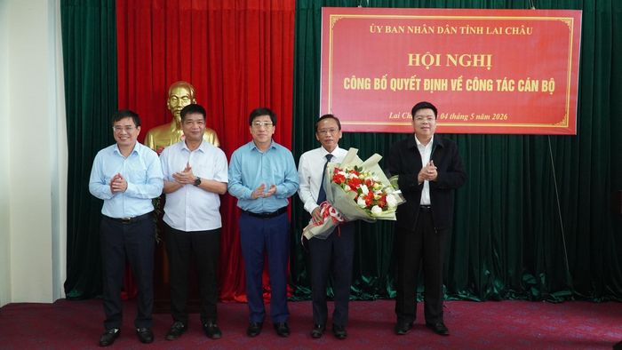 Đại diện lãnh đạo một số sở tặng hoa chúc mừng đồng chí Ngô Xuân Hùng.