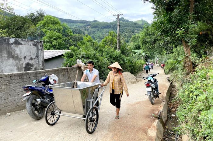 Người dân bản Phai Cát (xã Khổng Lào) thu gom rác thải.