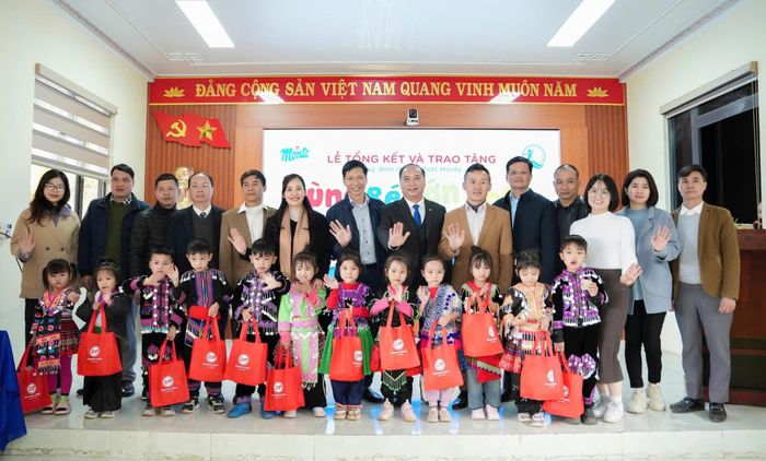 Đại diện lãnh đạo Cơ sở Bảo trợ xã hội tổng hợp tỉnh, Quỹ Bảo trợ trẻ em Việt Nam, Công ty TNHH Zott Việt Nam trao quà cho học sinh Trường Mầm non xã Nậm Sỏ.