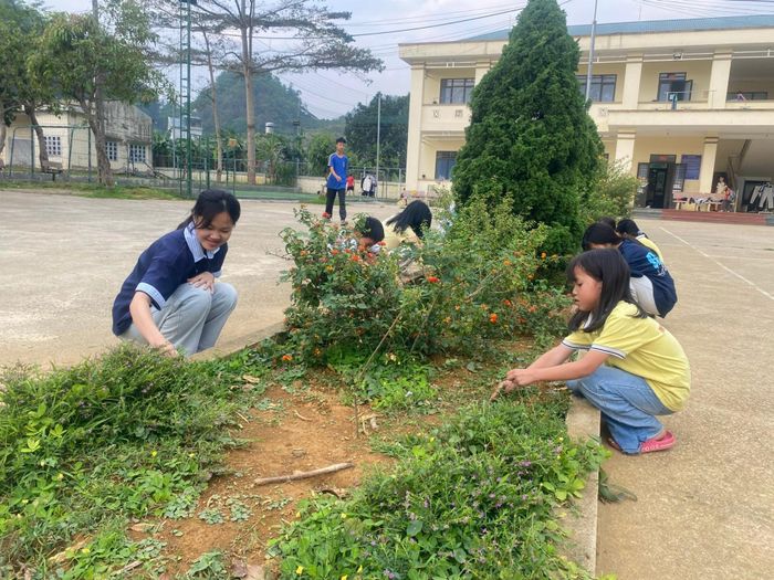 Trẻ em tại Cơ sở bảo trợ xã hội tổng hợp chăm sóc cây xanh trong khuôn viên cơ sở.