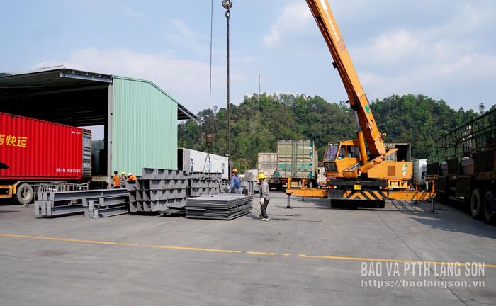 Sang tải hàng hóa XNK tại bãi xe của Công ty Cổ phần Hữu Nghị Xuân Cương