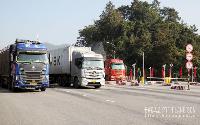 Lực lượng chức năng điều tiết phương tiện nhập khẩu thông quan qua cửa khẩu quốc tế Hữu Nghị
