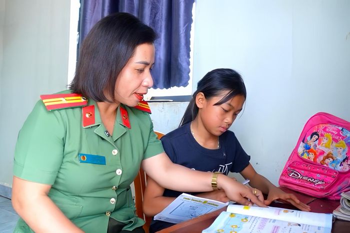 Những người cha, người mẹ đỡ đầu mang quân phục công an đã đến tiếp sức, trao cho em Thị Ngân một điểm tựa vững vàng