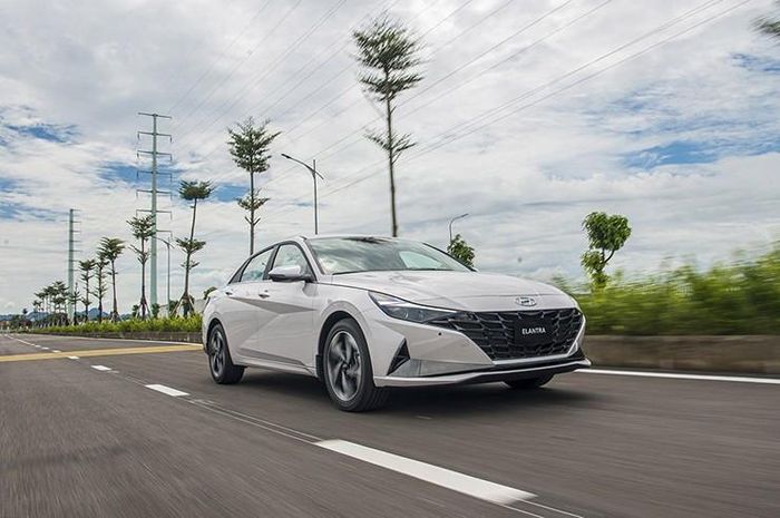 Hệ thống cảm biến và camera lùi hỗ trợ đỗ xe PAS 8 điểm trên các bản cao cấp.