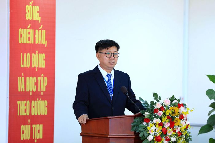 Lãnh đạo Văn phòng Sở Dân tộc và Tôn giáo Lâm Đồng chia sẻ về những khó khăn, thuận lợi và đề xuất, kiến nghị tại buổi gặp mặt