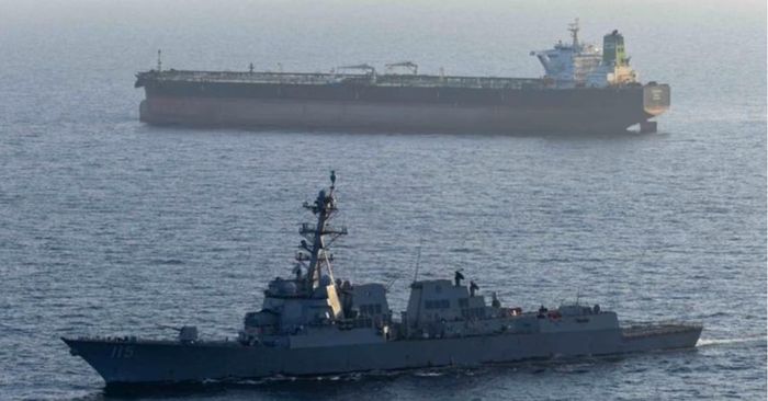 Tàu chiến Mỹ tiếp cận một tàu chở dầu của Iran - Ảnh: CENTCOM