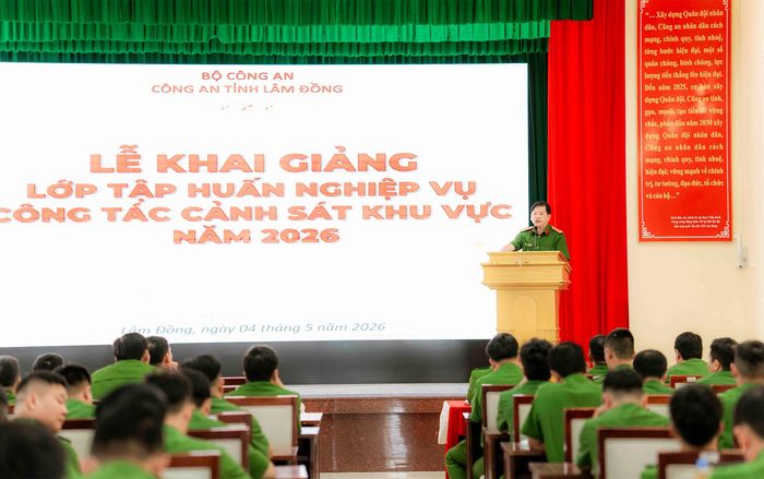 Thượng tá Lê Thanh Sơn, Phó Trưởng Phòng Cảnh sát Quản lý hành chính về trật tự xã hội, Công an tỉnh phát biểu tại lễ khai giảng