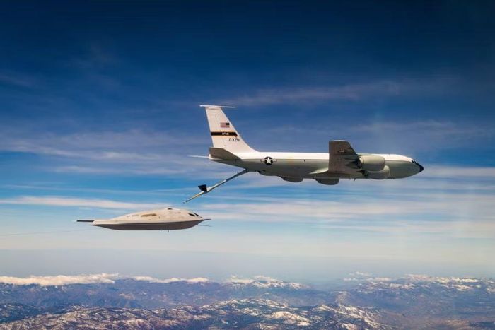 Thử nghiệm tiếp dầu trên không đối với oanh tạc cơ B-21 Raider.