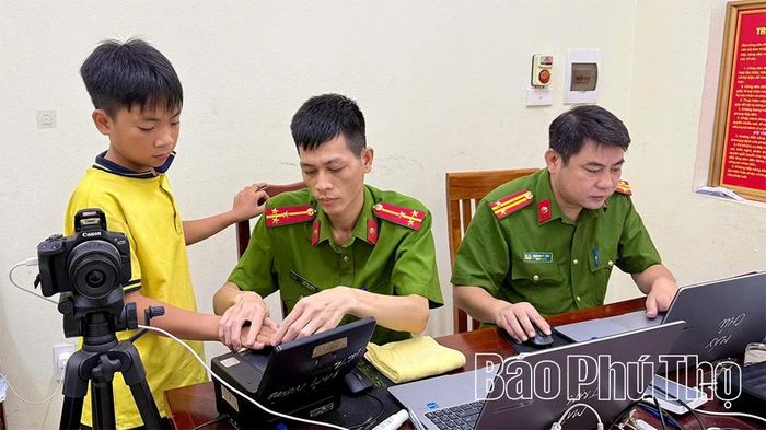 Cán bộ Công an xã Bình Xuyên thực hiện thao tác tiếp nhận vân tay cho trẻ em.
