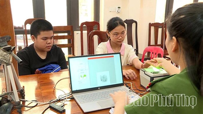 Việc thu nhận vân tay của nhiều em nhỏ gặp khó khăn nên cán bộ Công an xã phải thực hiện thao tác nhiều lần để bảo đảm dữ liệu chính xác.