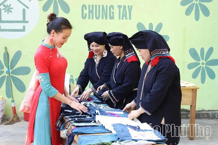 Đồng bào Dao Tiền bản Sưng, xã Cao Sơn khai thác thế mạnh nghề truyền thống nhằm cải thiện sinh kế, nâng cao năng lực tự vững.