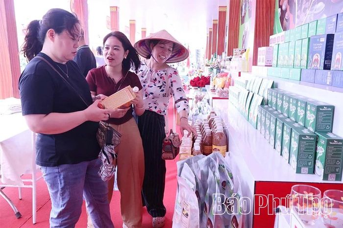 Giới thiệu, quảng bá sản phẩm OCOP của xã Đào Xá tới du khách tại Lễ hội Đền Hùng.