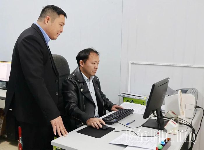 Cán bộ Ủy ban Kiểm tra Đảng ủy xã Pà Cò chú trọng công tác chuyển đổi số trong Đảng.