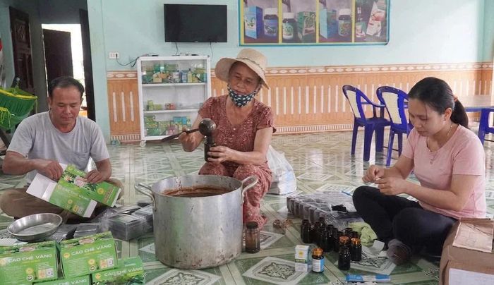 Cao dược liệu được đóng gói thủ công bằng túi nilon và dàn mỏng bằng ống thép trước khi xuất xưởng - Ảnh: B.B