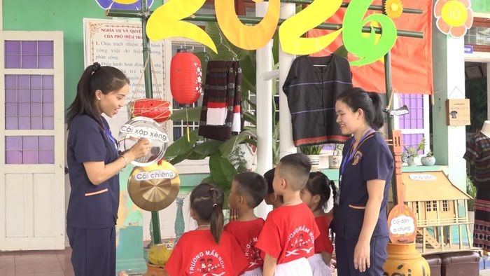 Dạy tiếng Việt cho trẻ từ những vật dụng hàng ngày - Ảnh: M.H