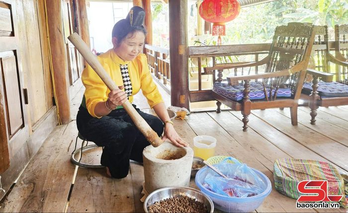 Bà Lò Thị Lưu, bản Chiềng Đen, xã Chiềng Sung chế biến món thúa ố.