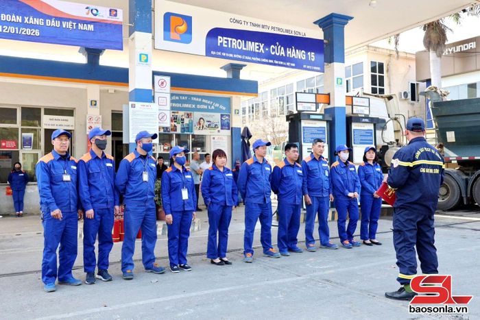 Petrolimex Sơn La phối hợp với lực lượng chức năng tổ chức thực tập phương án chữa cháy tại cửa hàng xăng dầu.