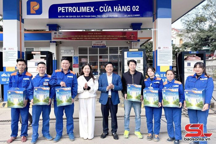 Lãnh đạo Petrolimex Sơn La trao quà cho người lao động tại cửa hàng số 2, xã Thuận Châu.