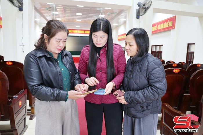 Công chức xã Phù Yên ứng dụng sổ tay đảng viên điện tử.