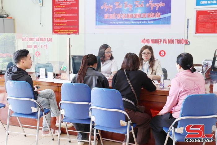 Giải quyết thủ tục hành chính tại Trung tâm Phục vụ hành chính công phường Thảo Nguyên.