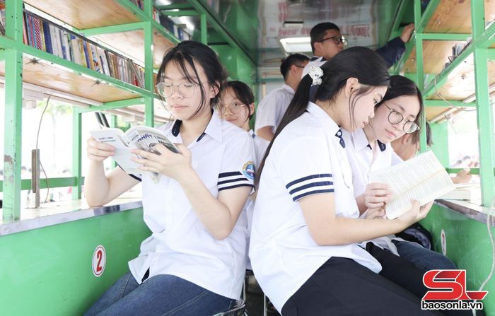 Học sinh đọc sách tại Thư viện lưu động.
