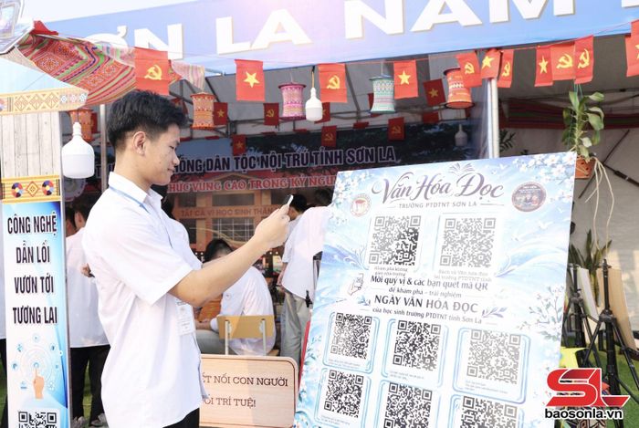 Bạn đọc quyét mã QR của Trường PTDT nội trú tỉnh để đọc sách.