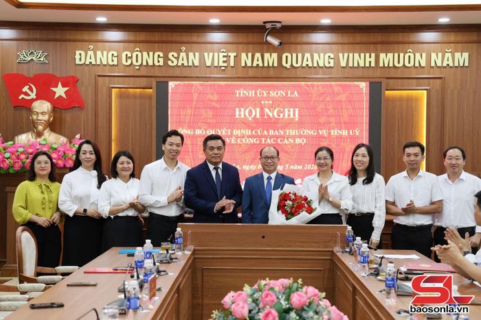 Lãnh đạo, công chức Ban Tổ chức Tỉnh ủy tặng hoa chúc mừng đồng chí Bùi Đức Minh.
