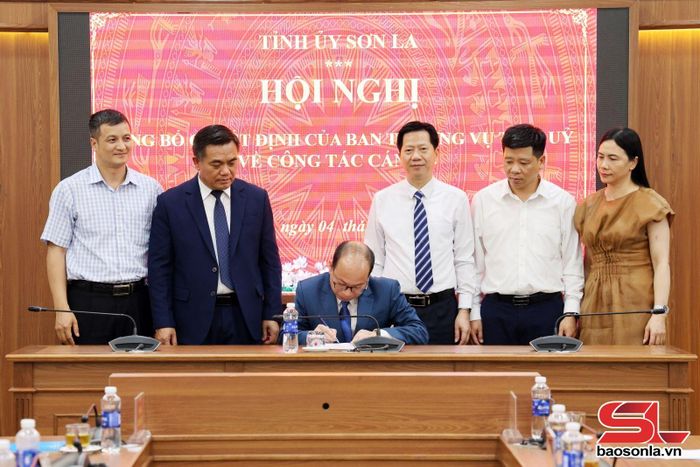 Đồng chí Bùi Đức Minh ký cam kết về thực hiện chức trách, nhiệm vụ được giao.
