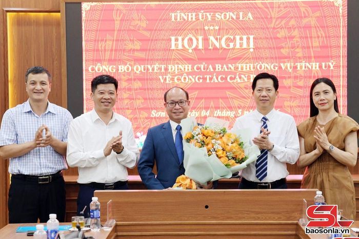 Tập thể lãnh đạo Văn phòng Tỉnh ủy tặng hoa chúc mừng đồng chí Bùi Đức Minh.