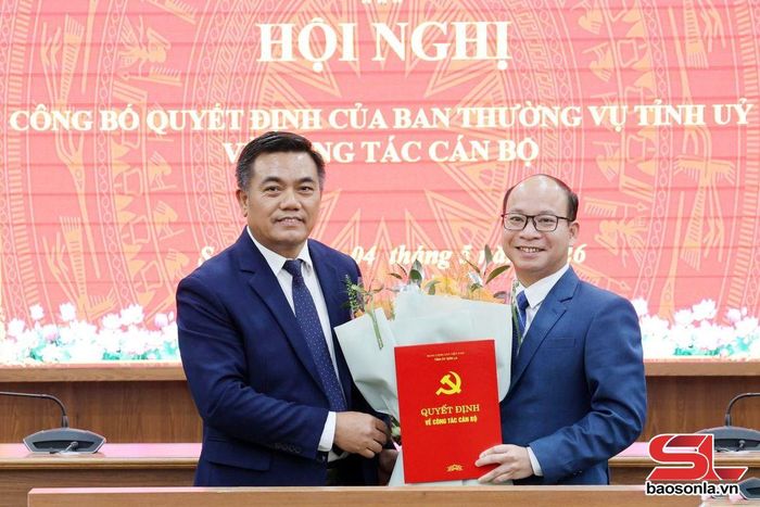 Lãnh đạo Ban Tổ chức Tỉnh ủy trao quyết định bổ nhiệm cho đồng chí Bùi Đức Minh. 