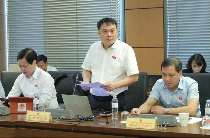 Đại biểu Nguyễn Thanh Xuân tham gia thảo luận ở tổ. Ảnh: Đoàn ĐBQH thành phố cung cấp