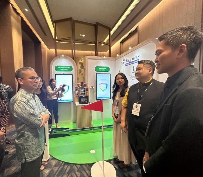 Ngài Dato’ Fahmi Fadzil, Bộ trưởng Truyền thông Malaysia, tham quan khu vực trưng bày Scam Ready ASEAN