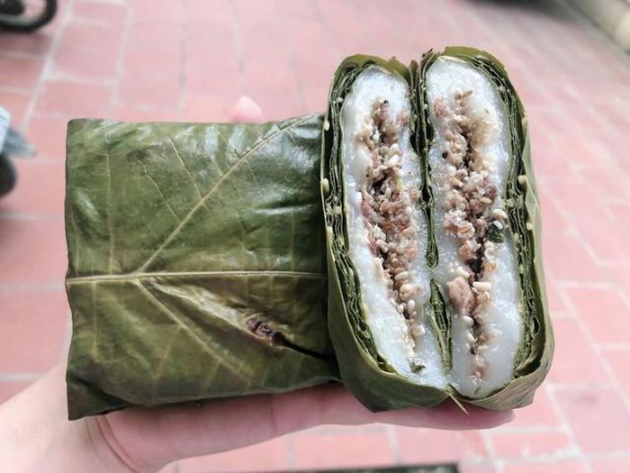 Món bánh này được làm từ các nguyên liệu chính gồm bột gạo nếp nương, lá của cây vả (còn gọi lá ngõa) và trứng kiến đen. Ảnh: Bùi Thúy Hằng