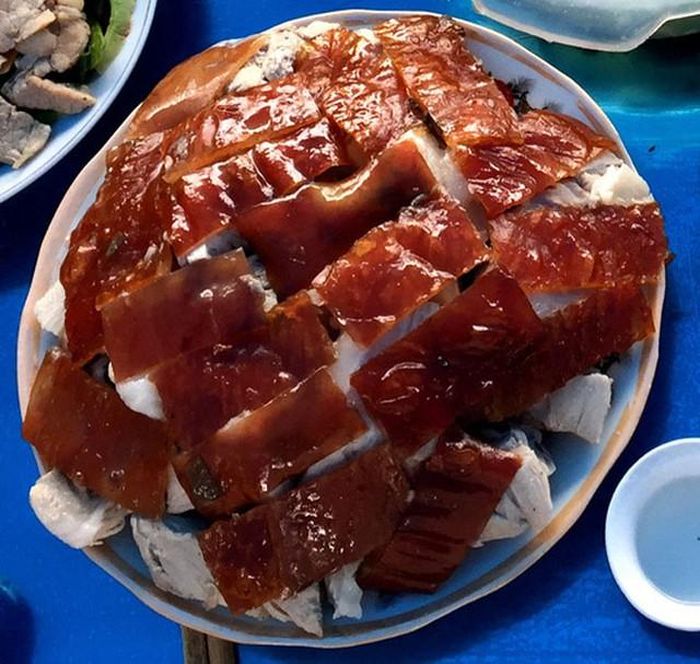 Nhờ lá mác mật, lợn quay xứ Lạng có mùi thơm rất đặc biệt