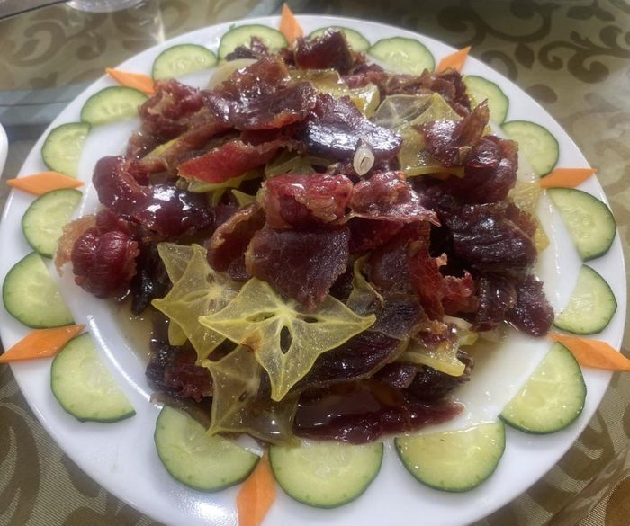 Món thịt bò gác bếp xào khế chua đặc sản Cao Bằng.