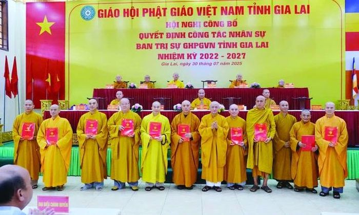 Hòa thượng Thích Huệ Thông, Phó Chủ tịch Hội đồng Trị sự trao quyết định đến chư tôn đức Ban Thường trực Ban Trị sự GHPGVN tỉnh Gia Lai, nhiệm kỳ 2022-2027 - Ảnh: TT tỉnh Gia Lai