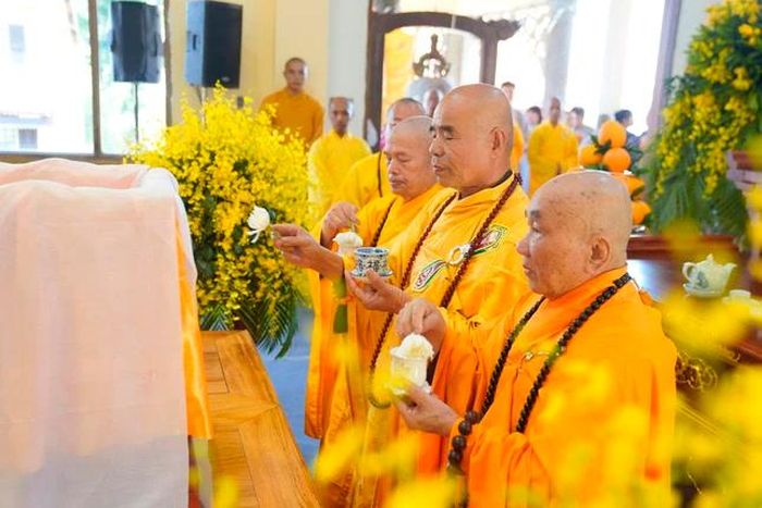 Chư tôn đức sái tịnh kim quan