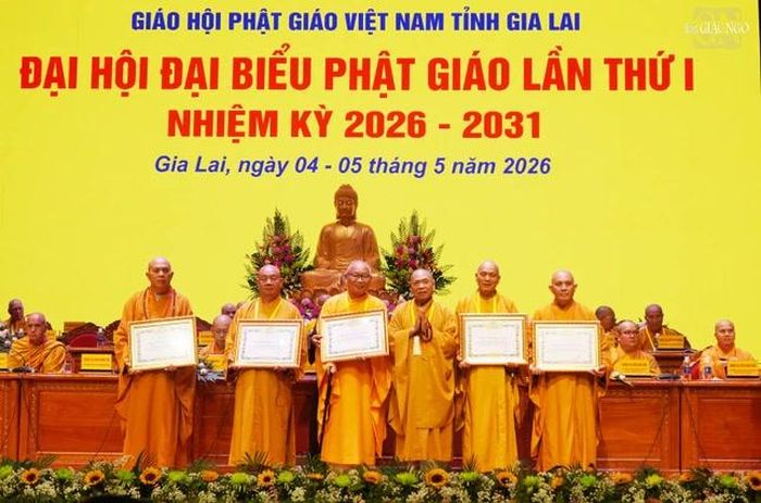Trưởng lão Hòa thượng Thích Thiện Pháp trao Bằng tuyên dương công đức của Trung ương Giáo hội đến chư tôn đức