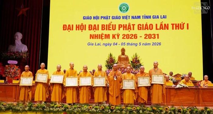 Thượng tọa Thích Tâm Mãn trao Bằng tuyên dương công đức của Ban Trị sự GHPGVN tỉnh Gia Lai