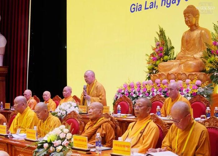 Trưởng lão Hòa thượng Thích Thiện Pháp lấy ý kiến biểu quyết của đại biểu và thông qua danh sách nhân sự 