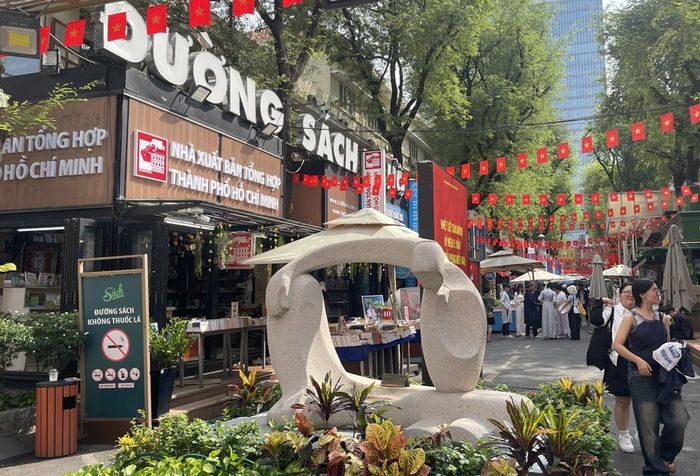 Du khách tham quan đường sách TP. Hồ Chí Minh trong dịp nghỉ lễ 30/4 và 1/5. Ảnh: Bình Minh
