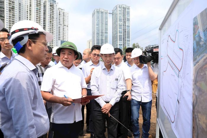  Bí thư Thành ủy Trần Đức Thắng kiểm tra tiến độ thi công hồ đầu mối Mễ Trì - hồ Đồng Bông 2. 