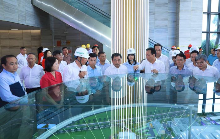  Đoàn công tác tham quan mô hình quy hoạch tổng thể Dự án Nhà máy điện rác Seraphin - Khu xử lý chất thải rắn Xuân Sơn. 